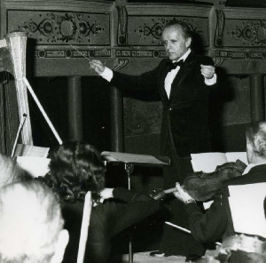 1-Nino-Rota-dirige-lOrchestra-della-Provincia-di-Bari