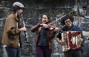 Paris_-_Street_musicians_in_Montmartre_-_3930