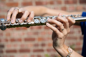 A_musician_playing_transverse_flute_2